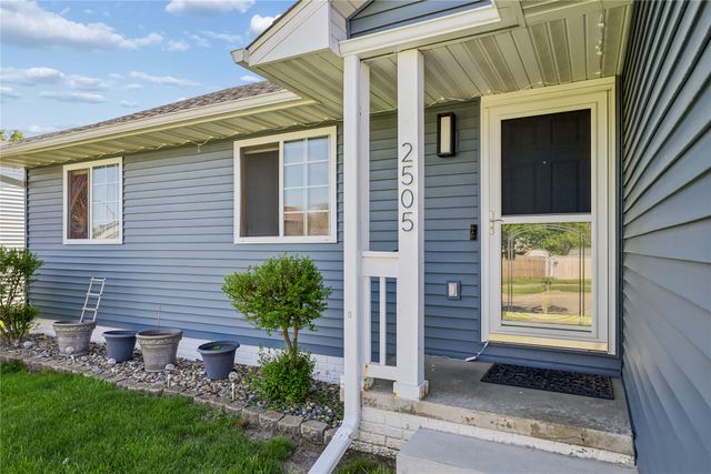 2505 Grand River Drive, Des Moines, IA 50320