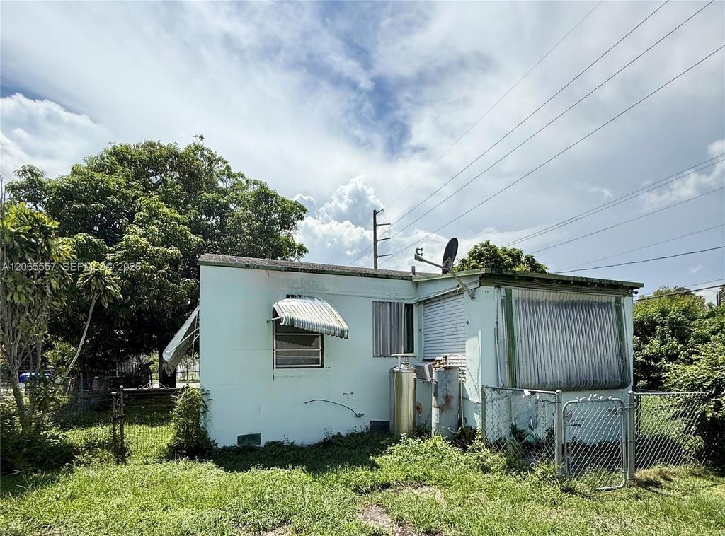 Image 3 of property listing at 6545 NW 6th Ave, Miami, FL 33150