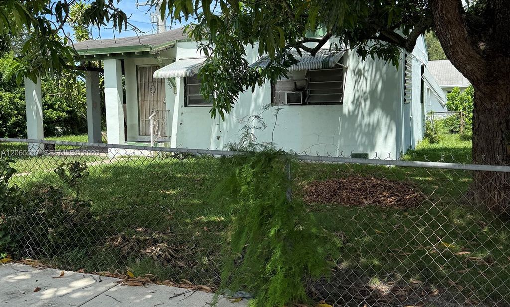 Image 5 of property listing at 6545 NW 6th Ave, Miami, FL 33150