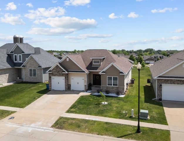67 Cobblestone Lane, Le Claire, IA 52753