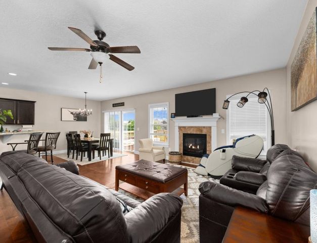 67 Cobblestone Lane, Le Claire, IA 52753