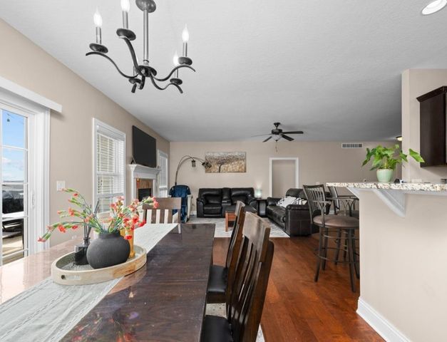 67 Cobblestone Lane, Le Claire, IA 52753