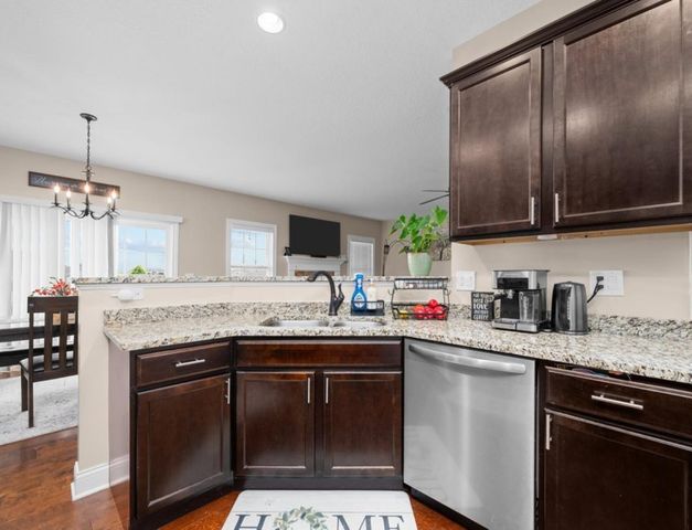 67 Cobblestone Lane, Le Claire, IA 52753