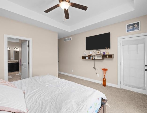 67 Cobblestone Lane, Le Claire, IA 52753