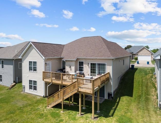 67 Cobblestone Lane, Le Claire, IA 52753