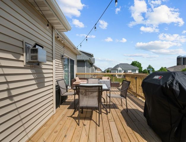 67 Cobblestone Lane, Le Claire, IA 52753