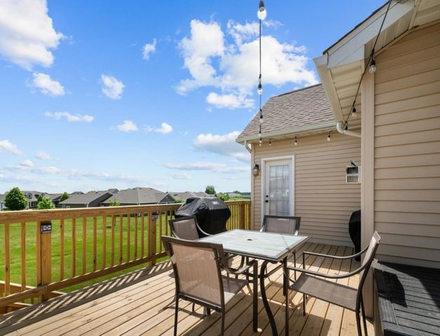 67 Cobblestone Lane, Le Claire, IA 52753