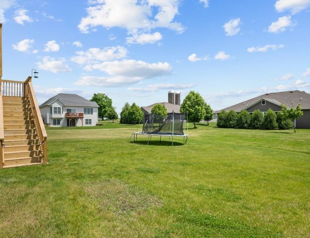 67 Cobblestone Lane, Le Claire, IA 52753