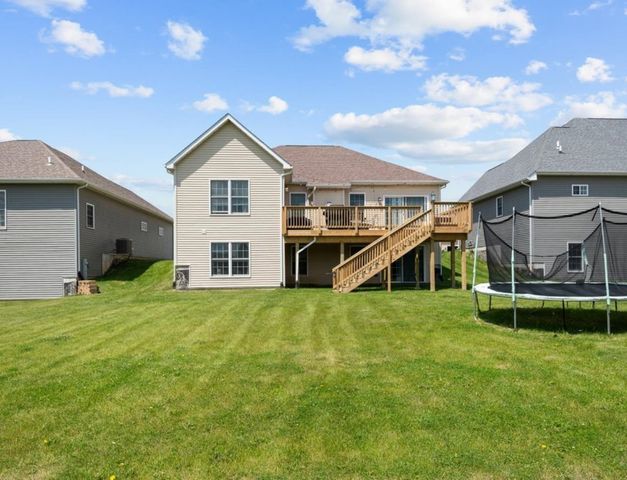 67 Cobblestone Lane, Le Claire, IA 52753