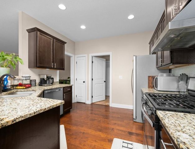 67 Cobblestone Lane, Le Claire, IA 52753