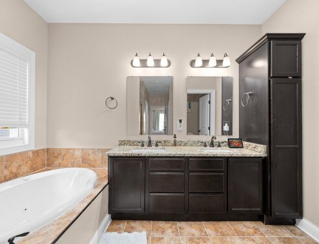 67 Cobblestone Lane, Le Claire, IA 52753