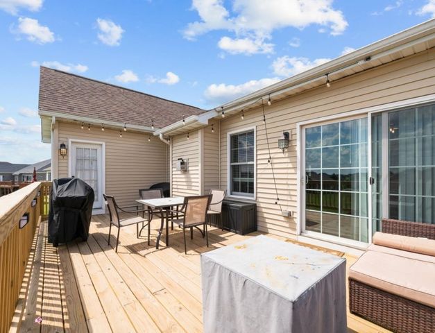 67 Cobblestone Lane, Le Claire, IA 52753