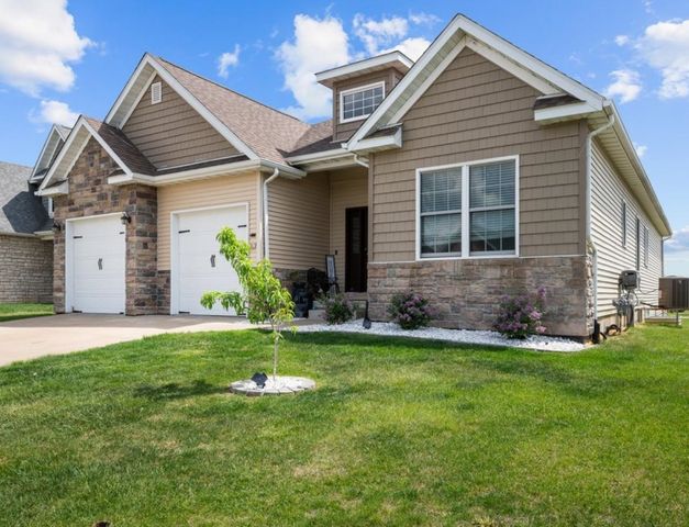 67 Cobblestone Lane, Le Claire, IA 52753