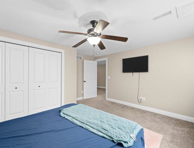 67 Cobblestone Lane, Le Claire, IA 52753