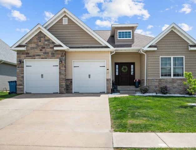 67 Cobblestone Lane, Le Claire, IA 52753