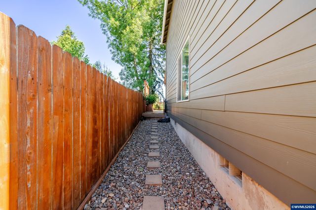 647 NE Autumn Ridge Dr, Mcminnville, OR 97128