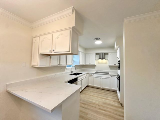 9539 Beverlyhill Street, Houston, TX 77063