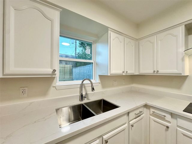 9539 Beverlyhill Street, Houston, TX 77063