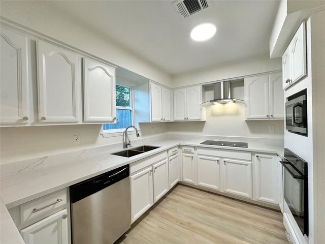 9539 Beverlyhill Street, Houston, TX 77063