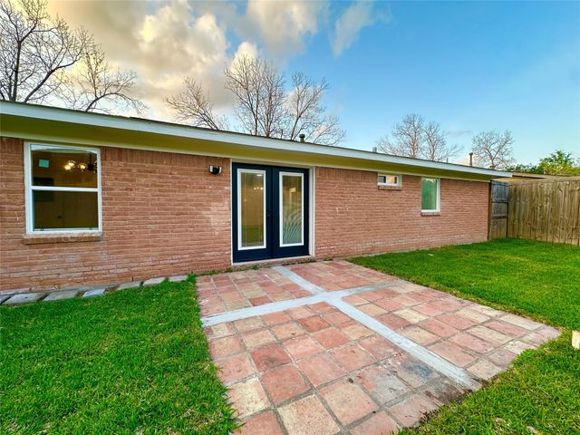 9539 Beverlyhill Street, Houston, TX 77063