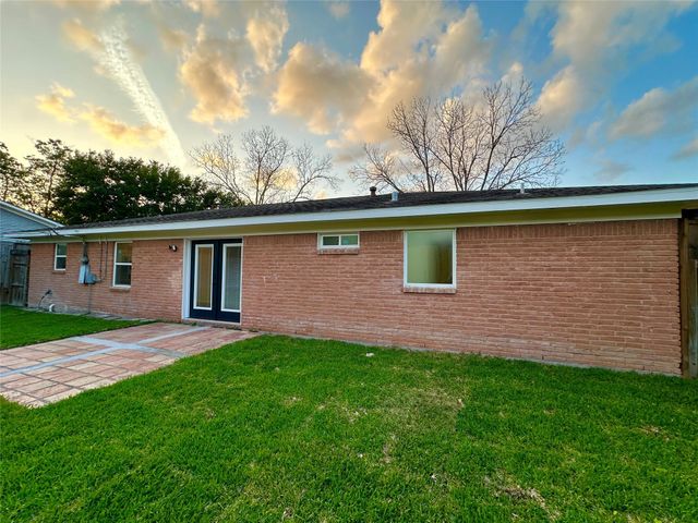 9539 Beverlyhill Street, Houston, TX 77063