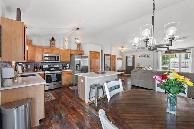 230 Thurow DRIVE, Oconomowoc, WI 53066