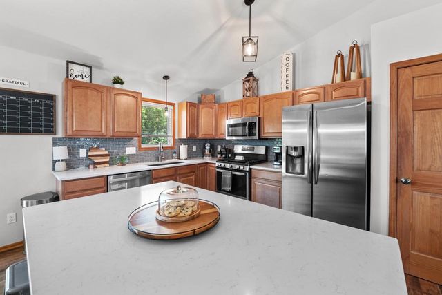 230 Thurow DRIVE, Oconomowoc, WI 53066
