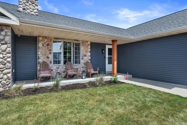 230 Thurow DRIVE, Oconomowoc, WI 53066