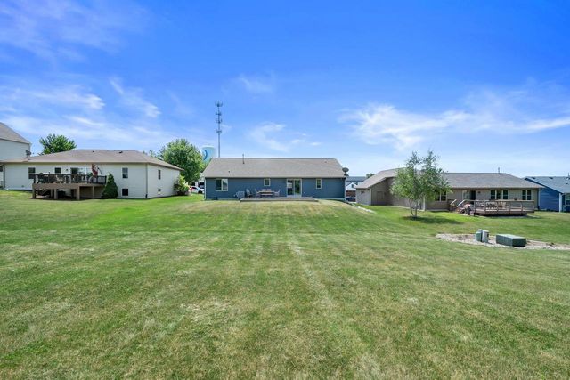 230 Thurow DRIVE, Oconomowoc, WI 53066