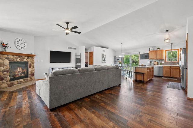 230 Thurow DRIVE, Oconomowoc, WI 53066
