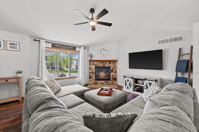 230 Thurow DRIVE, Oconomowoc, WI 53066