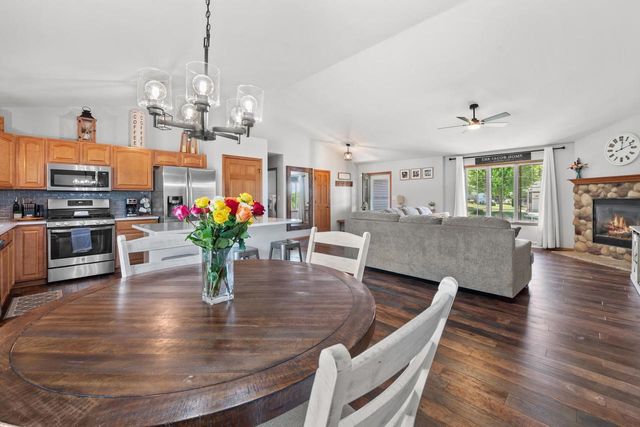 230 Thurow DRIVE, Oconomowoc, WI 53066