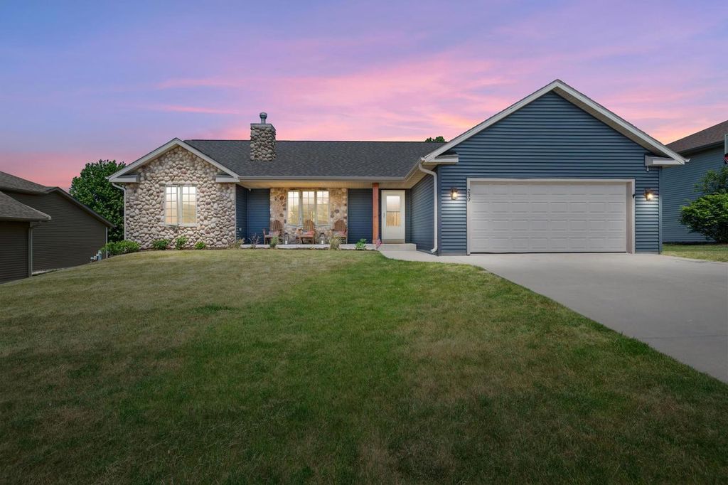 230 Thurow DRIVE, Oconomowoc, WI 53066