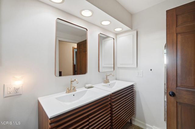 5743 E Candlestick Court, Toledo, OH 43615