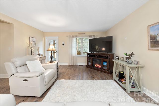 252 Wash Creek Drive B, Hendersonville, NC 28739