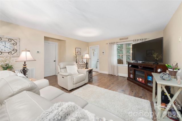 252 Wash Creek Drive B, Hendersonville, NC 28739