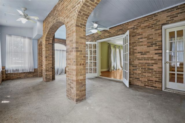 2625 S University Drive, Fort Worth, TX 76109