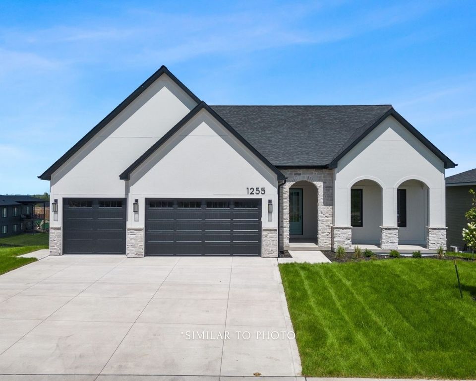 1348 S Auburn Place, West Des Moines, IA 50266