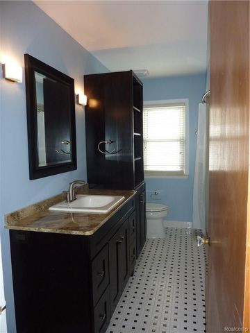 17161 Locherbie Avenue, Beverly Hills Village, MI 48025