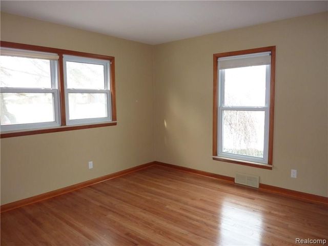 17161 Locherbie Avenue, Beverly Hills Village, MI 48025