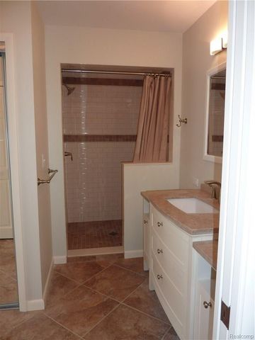 17161 Locherbie Avenue, Beverly Hills Village, MI 48025