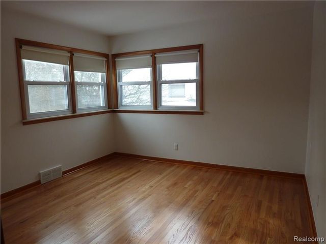 17161 Locherbie Avenue, Beverly Hills Village, MI 48025