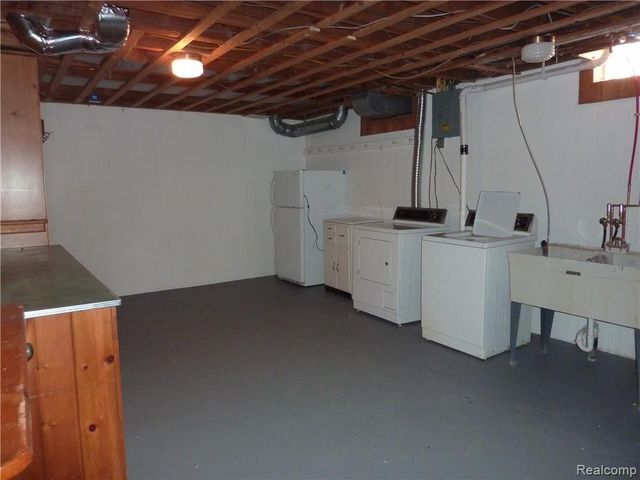17161 Locherbie Avenue, Beverly Hills Village, MI 48025