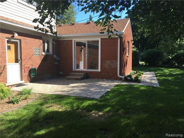 17161 Locherbie Avenue, Beverly Hills Village, MI 48025