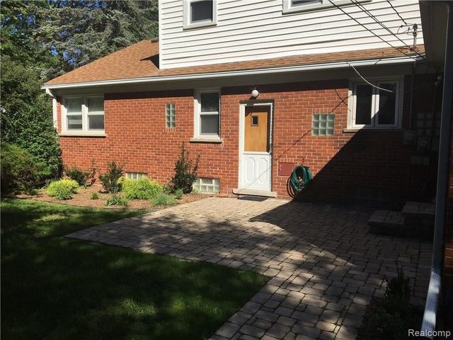 17161 Locherbie Avenue, Beverly Hills Village, MI 48025
