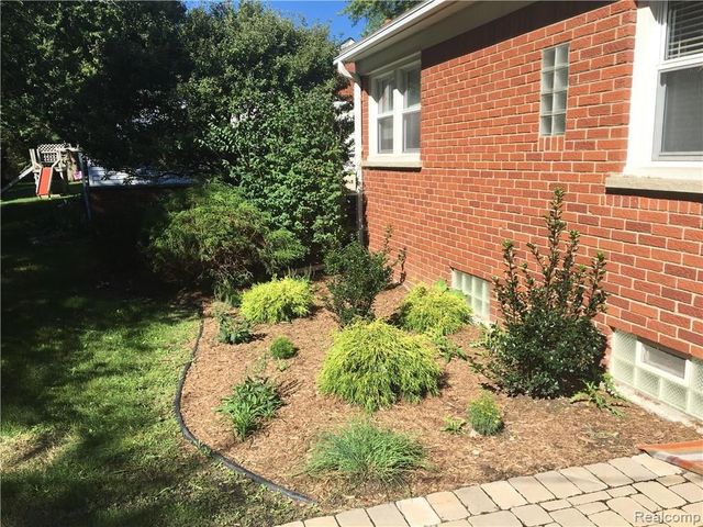 17161 Locherbie Avenue, Beverly Hills Village, MI 48025