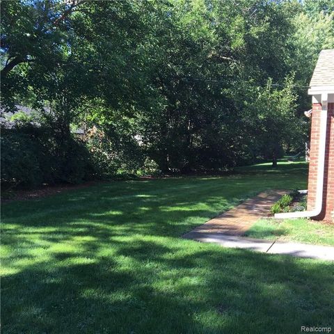 17161 Locherbie Avenue, Beverly Hills Village, MI 48025