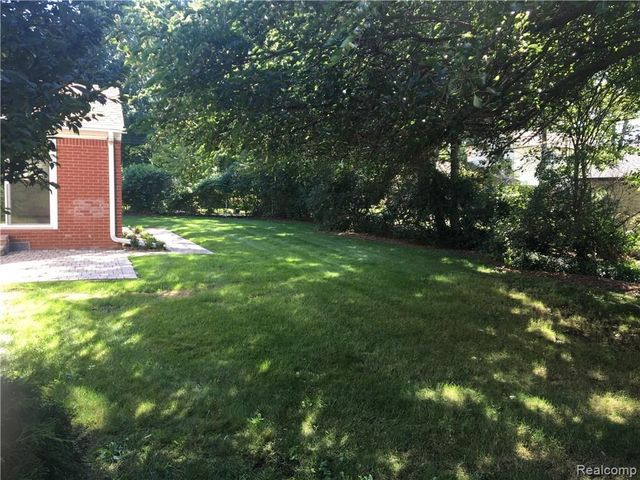 17161 Locherbie Avenue, Beverly Hills Village, MI 48025