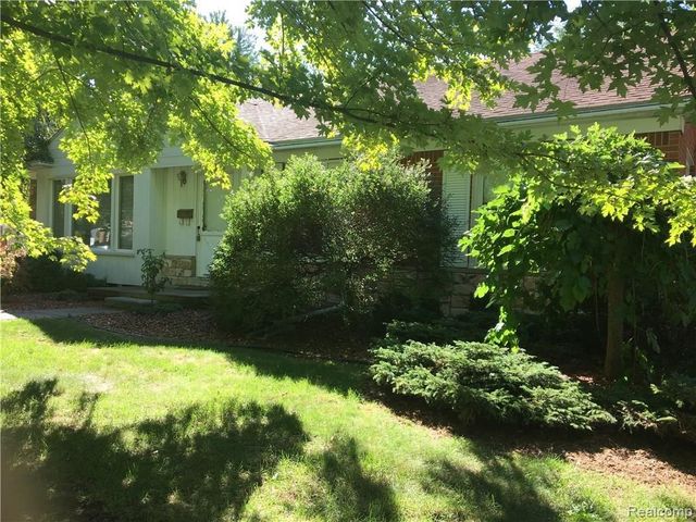 17161 Locherbie Avenue, Beverly Hills Village, MI 48025