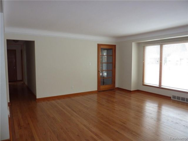 17161 Locherbie Avenue, Beverly Hills Village, MI 48025